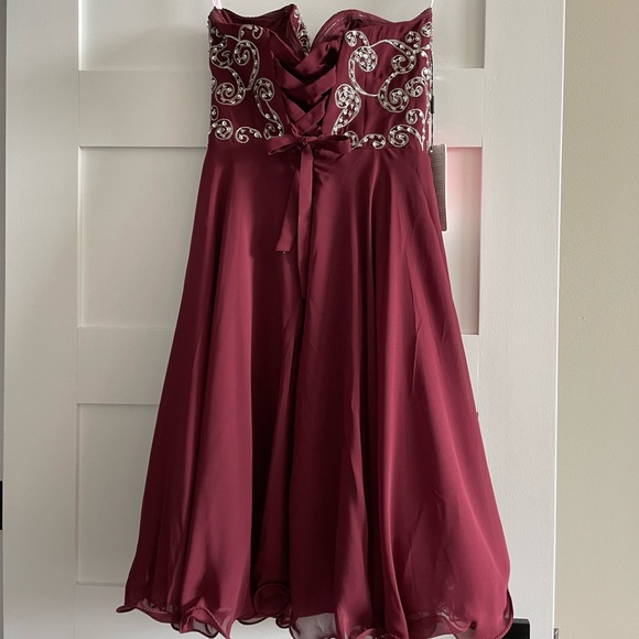 NWT JJ’s House A-line Gown Maroon Sequins Embroidered US2 - Picture 3 of 4
